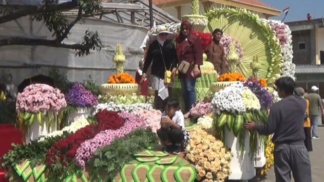 Festival Bunga Bandungan, Penonton Berebut Foto di Mobil Hias